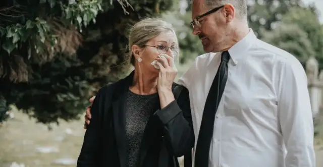 Jaką koszulę na pogrzeb wybrać, aby okazać szacunek?