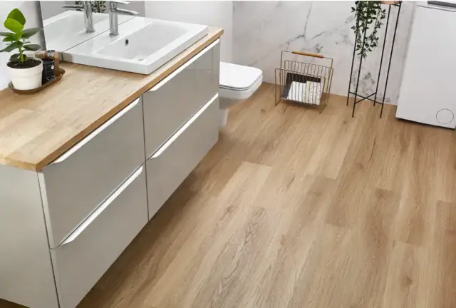 Czy panele winylowe nadają się do łazienki? Poznaj ich zalety i wady.