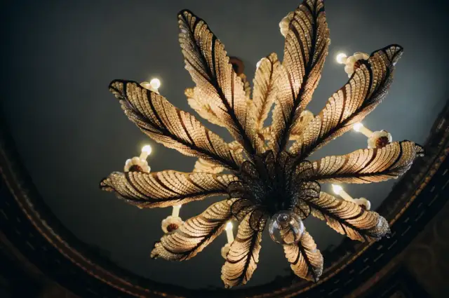 Wnętrze z nutą hazardu – inspiracje prosto z platform rozrywkowych online