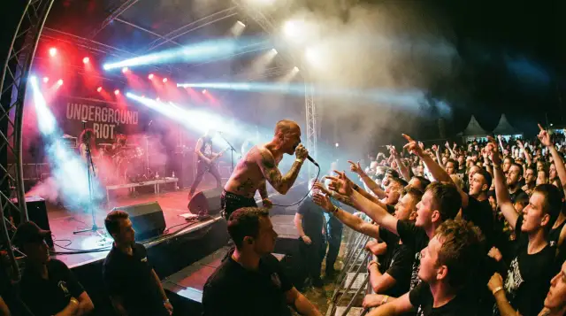 Krew, pot i decybele. Ewolucja scenicznego szaleństwa w punk rocku