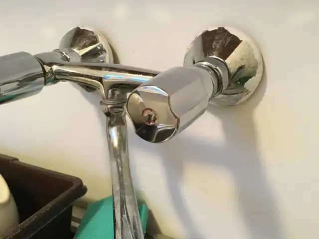 Jak łatwo i bezpiecznie odkręcić kurek od kranu – uniknij błędów i problemów