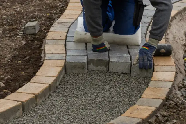 Jak zrobić chodnik z kostki brukowej - uniknij najczęstszych błędów
