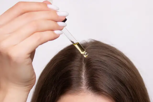 Olejek rycynowy: Jak działa? Włosy, skóra, zaparcia pełny przewodnik