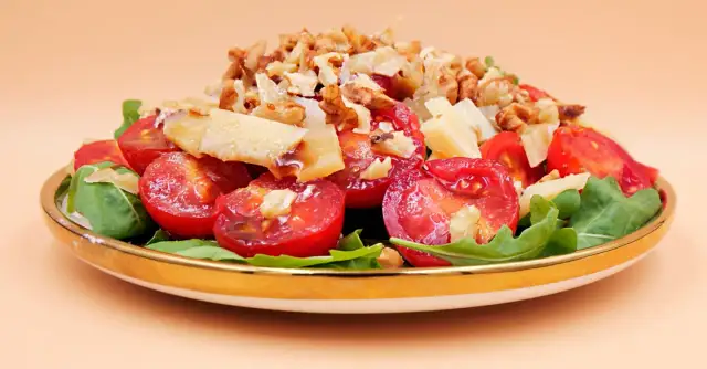 Prosta sałatka z rukoli, która zachwyci smakiem i świeżością