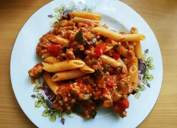 Makaron penne z sosem pomidorowym i mięsem mielonym - łatwy przepis na obiad
