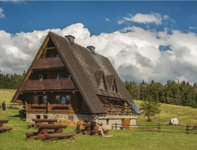 Krawców Wierch: Bacówka PTTK, szlaki, noclegi i słynna fasolka