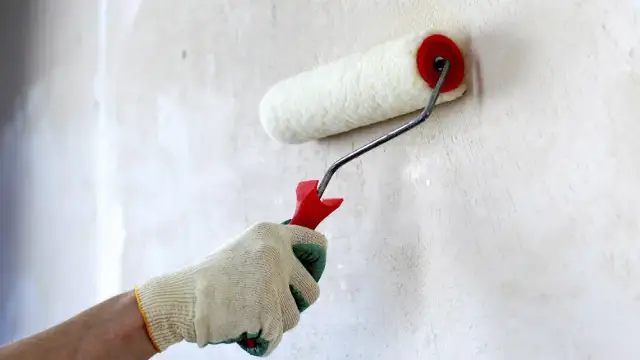 Czy gruntować ściany przed każdym malowaniem? Oto, co musisz wiedzieć