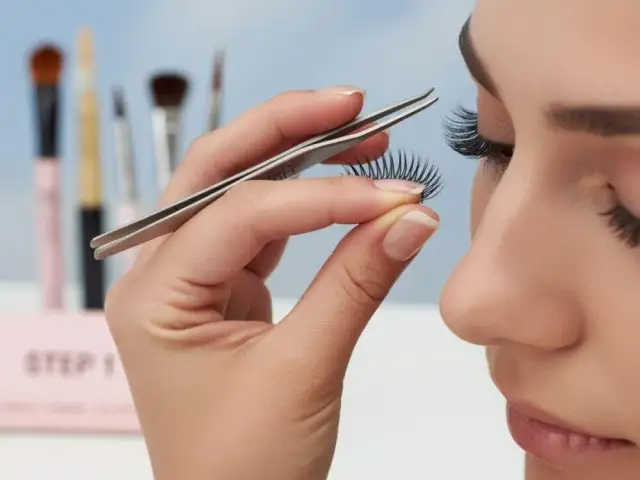 Jak przyklejać sztuczne rzęsy? Poradnik krok po kroku bez błędów.