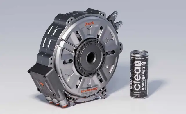 Silnik elektryczny Koenigsegg Quark obok puszki napoju energetycznego.