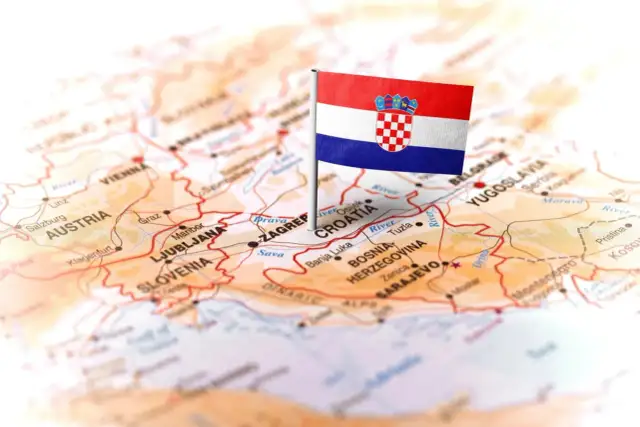 Chorwacka flaga na mapie Europy Środkowej, z zaznaczonymi krajami jak Austria, Słowenia i Chorwacja.