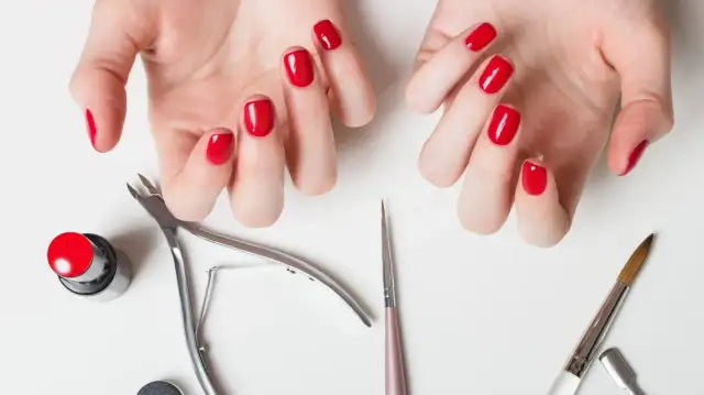 Jak pomalować paznokcie jak profesjonalistka? Trwały manicure!