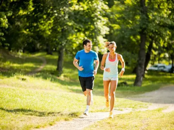 Bieganie na co pomaga: odkryj korzyści dla zdrowia i samopoczucia