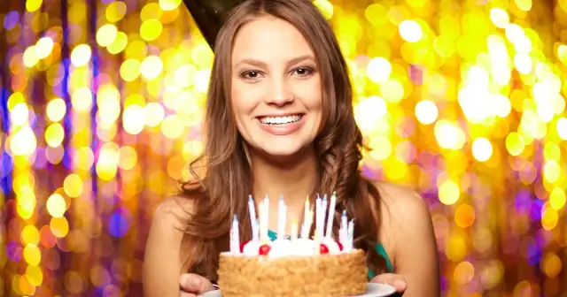 Ile świeczek na torcie? Odkryj tradycje i ciekawe zwyczaje