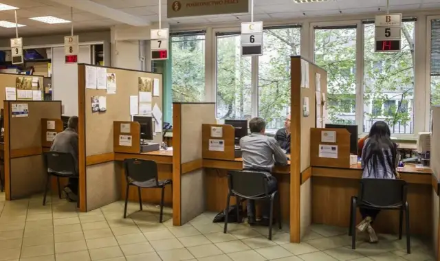 Czy urząd pracy sprawdza zatrudnienie za granicą i jakie są konsekwencje?