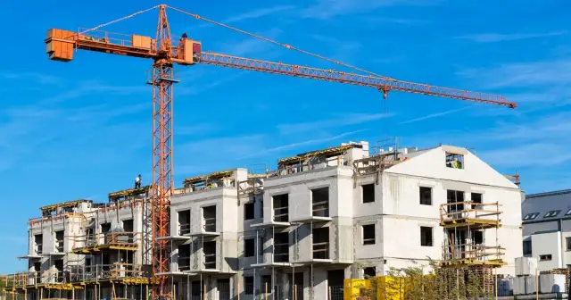 Sprzedaż działki deweloperowi: Jak zmaksymalizować zysk?