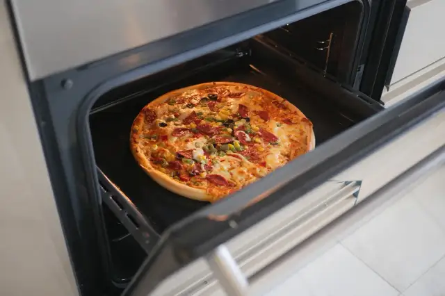 Jak piec pizzę w domu? Poradnik, by smakowała jak z pizzerii!