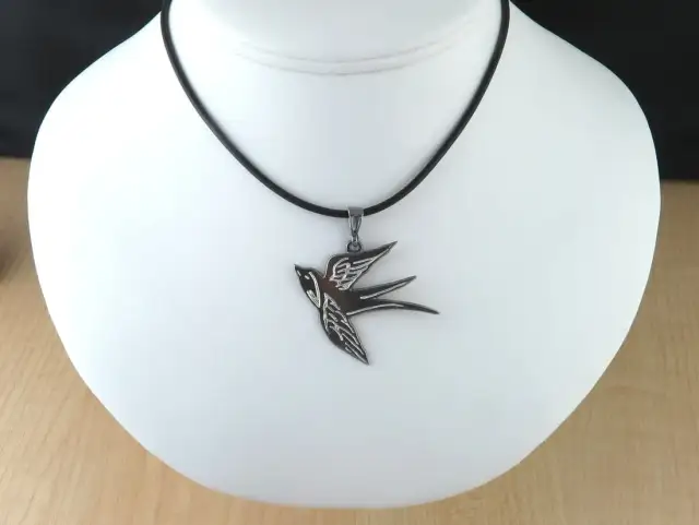 Co oznacza jaskółka wisiorek? Odkryj jego głębokie znaczenie