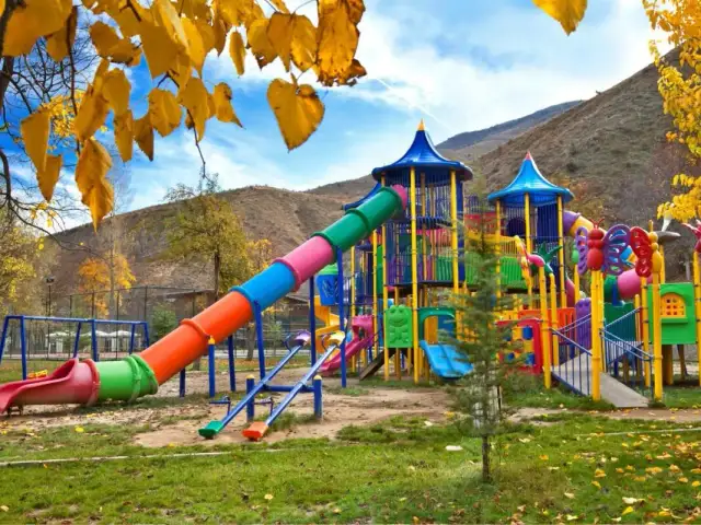 Jak wygląda plac zabaw? Odkryj kluczowe elementy i zalety dla dzieci