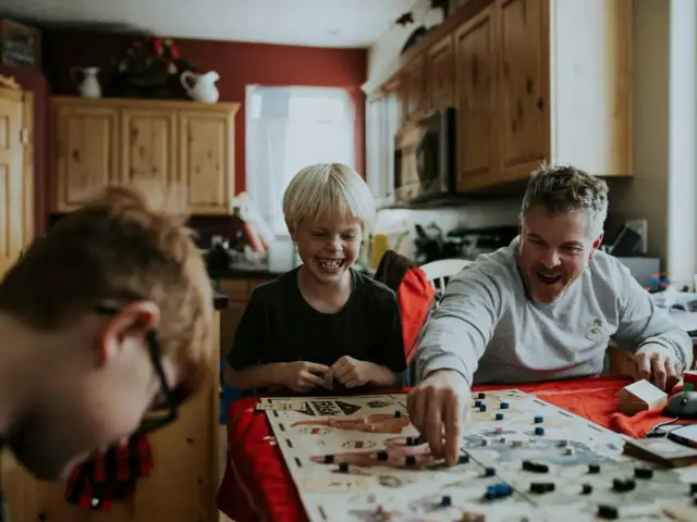 Rodzinne gry planszowe dla dorosłych, które zbliżają do siebie rodzinę