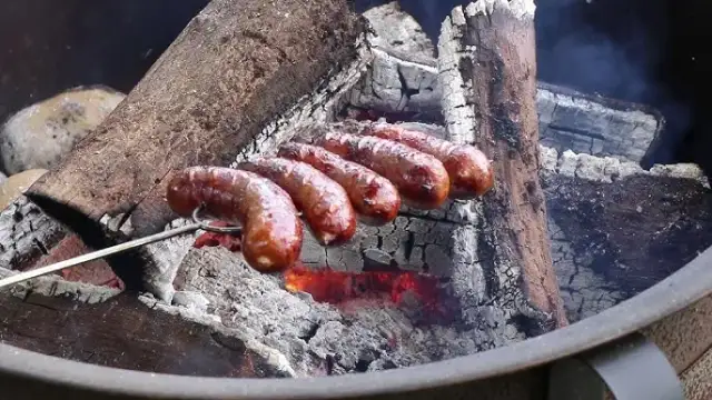 Idealna kiełbasa z ogniska: Wybierz, upiecz i podaj jak mistrz
