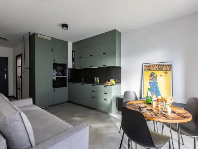 Jak urządzić wąski salon? Sprytne triki na efekt "wow"!