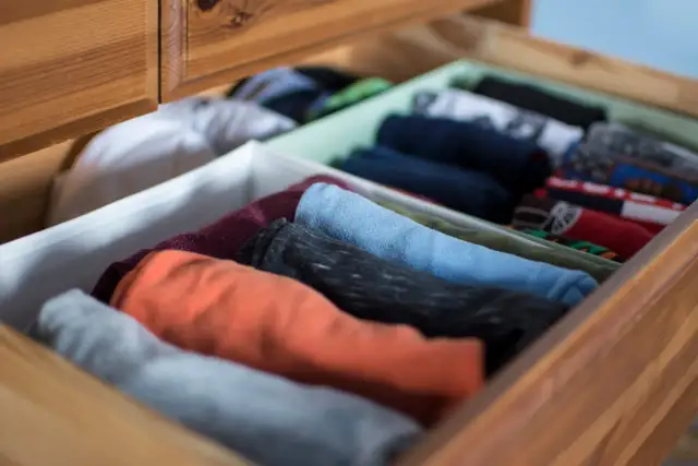 Małe mieszkanie: Jak wykorzystać sufit? Genialne triki!