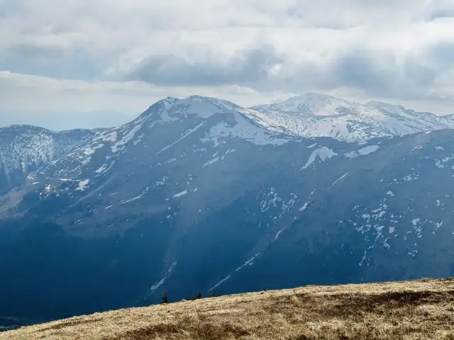 Majestatyczne Tatry zachwycają ośnieżonymi szczytami i malowniczymi dolinami. To prawdziwe atrakcje dla miłośników górskich wędrówek i pięknych krajobrazów.