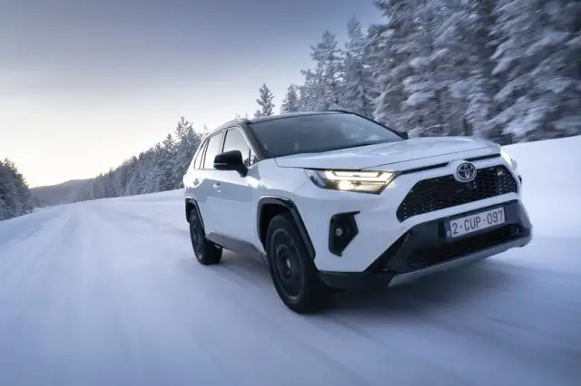 Jak działa napęd 4x4 Toyota RAV4 II? Szczegółowa analiza techniczna systemu
