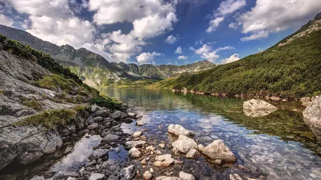 Jak dojechać z Zakopanego do Doliny Pięciu Stawów: wszystkie opcje i ceny
