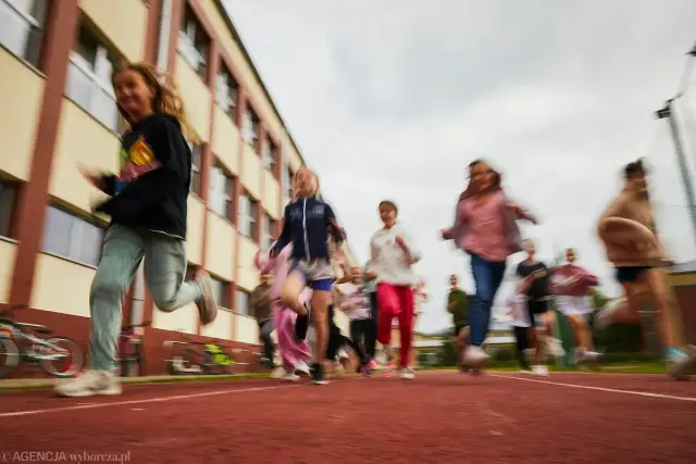 Ile szkół w Polsce uczy zdalnie? Aktualne dane i powody 2026