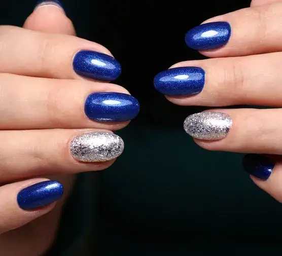 Jaki manicure do granatowej sukienki? Oto idealne kolory i style