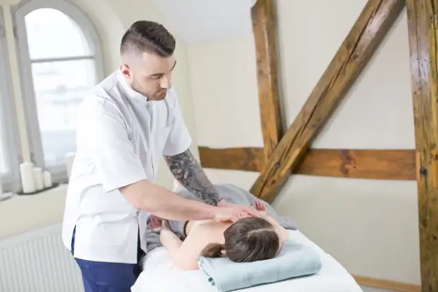 Fizjoterapeuta bez studiów? Prawda i legalne alternatywy