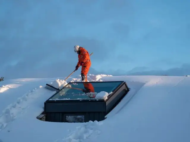 Jak odśnieżać okna dachowe? Skutecznie i bez ryzyka uszkodzeń.