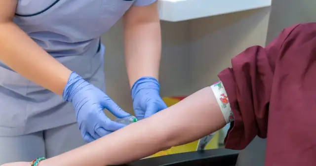 Pielęgniarka pobiera krew do badania. Jeśli masz niski poziom płytek krwi, jak podnieść, dowiedz się więcej.