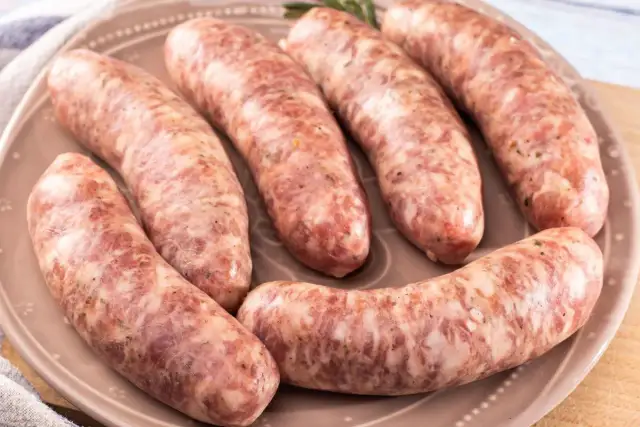 Mrożenie białej kiełbasy surowej: Czy to bezpieczne? Sprawdź!