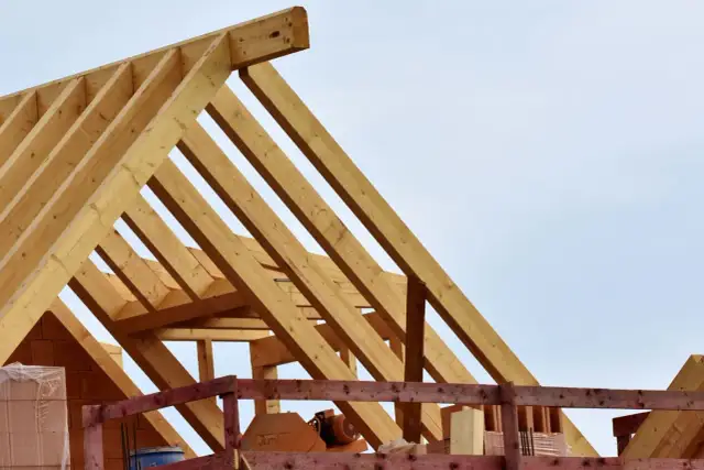 Konstrukcja dachu: Jak wybrać bezpieczny i trwały szkielet?