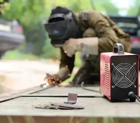 Jaką spawarkę wybrać do warsztatu, aby uniknąć kosztownych błędów?