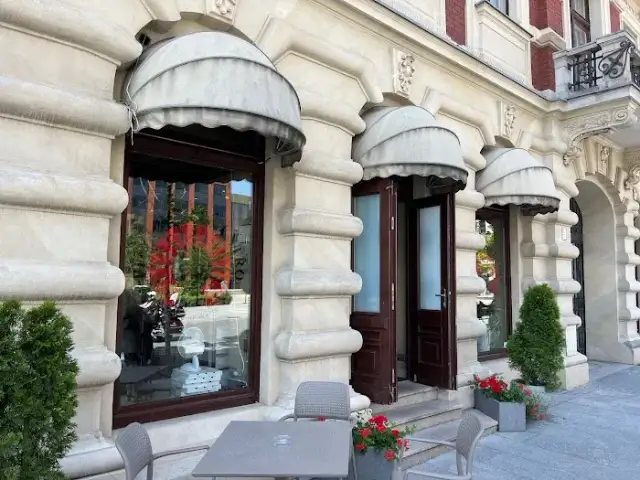 Gdzie zjeść w Łodzi na Piotrkowskiej? Odkryj najlepsze restauracje