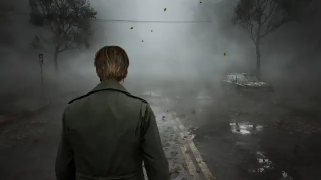 Mroczna droga we mgle, bohater w zielonej kurtce, opuszczony samochód i liście. Zapowiedź Silent Hill remake.