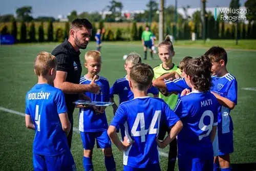 Treningi piłki nożnej dla dzieci: Ile kosztują? Pełny przewodnik