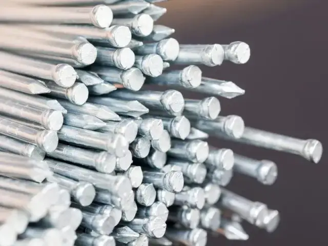 Gwoździe skrętne czy pierścieniowe – które lepiej wybrać do konstrukcji?