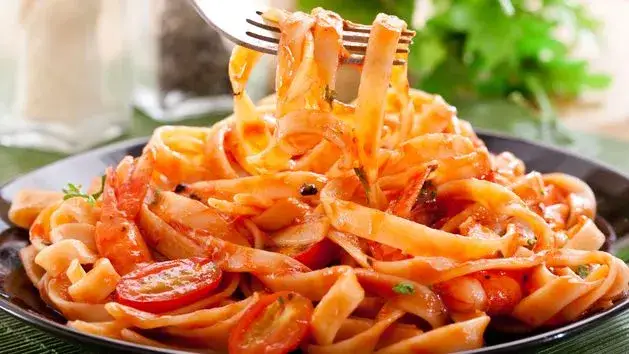 Zdrowy makaron: 3 przepisy, sosy i triki. Jedz bez wyrzutów!