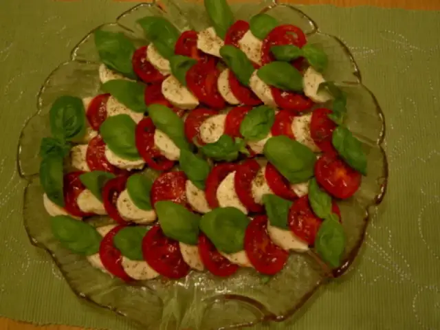 Jaka sałatka do pizzy? Najlepsze przepisy na smakowite dodatki