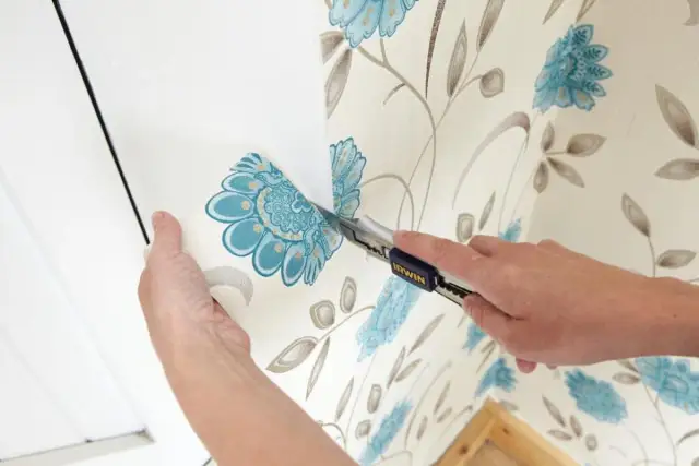 Malowanie tapety krok po kroku: uniknij błędów i odmień wnętrze