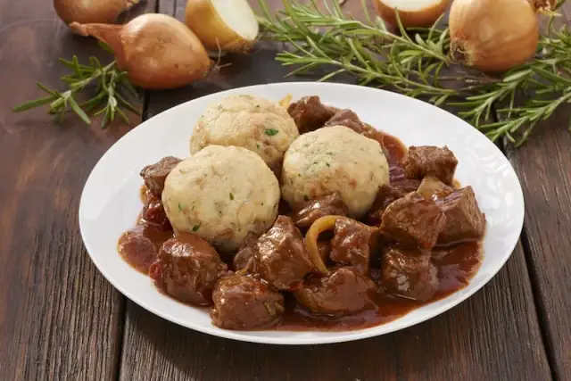 Jak zrobić gulasz z dzika – sekrety idealnego smaku i aromatu