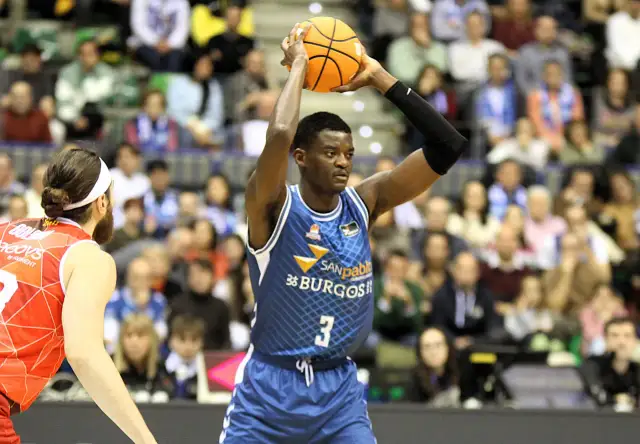 Jugador de baloncesto con el número 3 del San Pablo Burgos lanza el balón.
