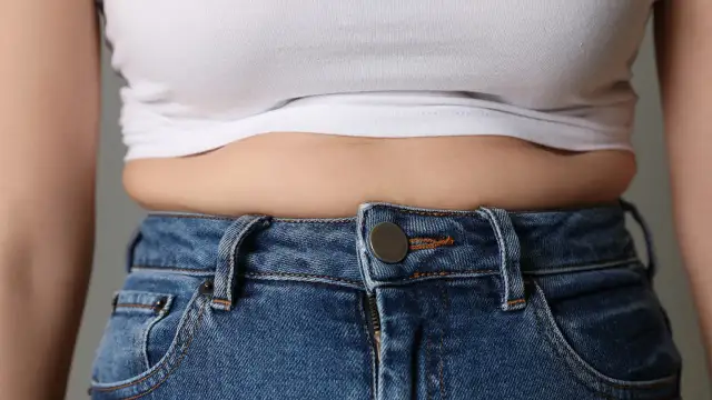 Jak suszyć jeansy w suszarce? Bezpieczne sposoby, by nie skurczyły się