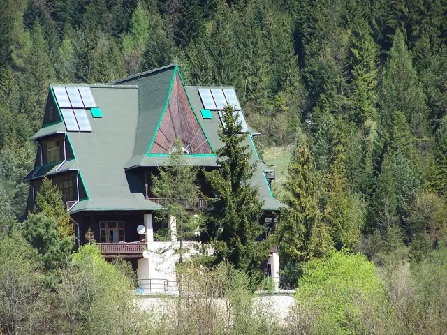 Bacówka Trzy Korony? Schronisko PTTK: Noclegi, szlaki, smaki!