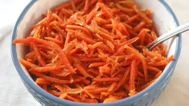 Co dodać do surówki z marchewki, aby zachwycić smakiem?