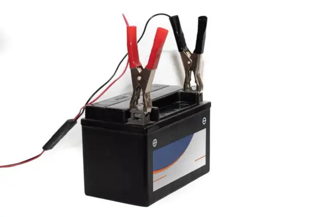 Czy można ładować akumulator motocyklowy prostownikiem samochodowym bez ryzyka?